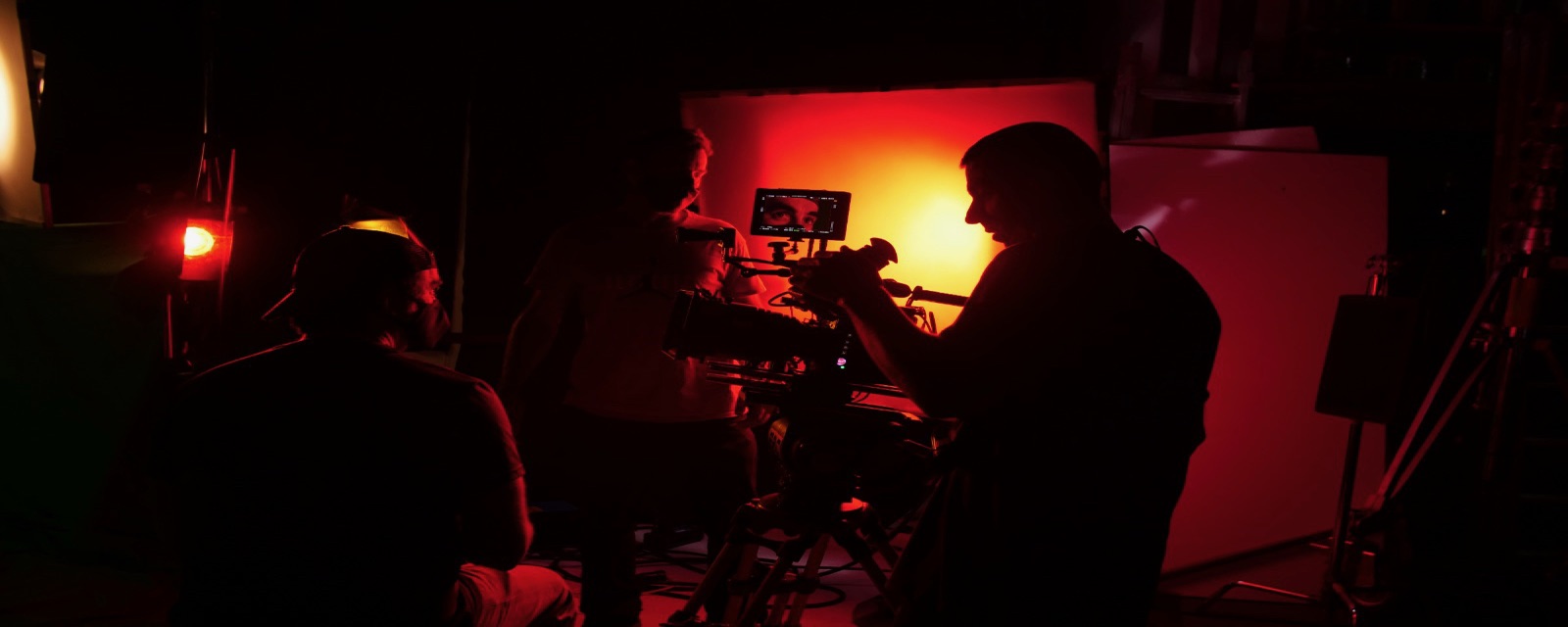 Equipo de producción de Silver Snow Studios en un rodaje de estudio comercial